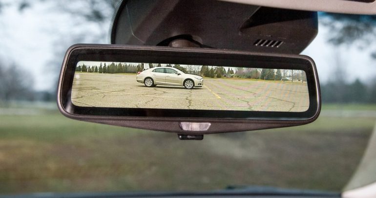 المرآة الرقمية.. صيحة تكنولوجية يجب تزويدها بسياراتكم